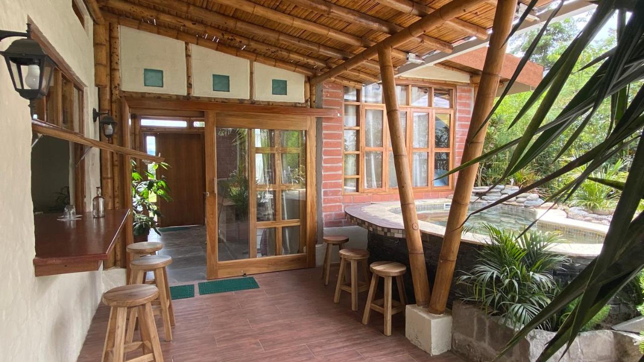 Hosteria Colibri Aeropuerto Tababela Extérieur photo